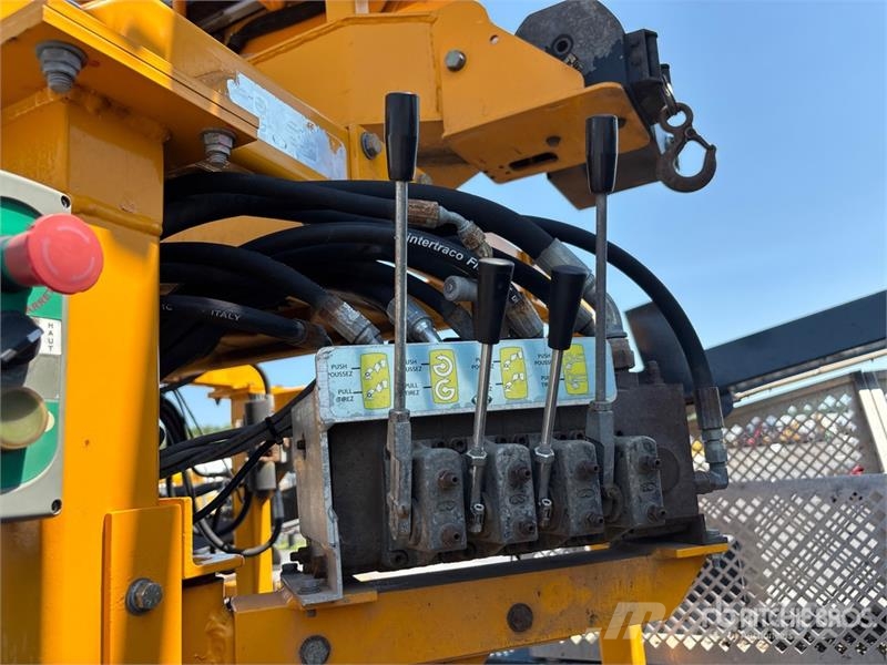 International Robert Hydraulique RH44T 38 ft on  International 7 المنصات الهوائية المثبتة على شاحنة