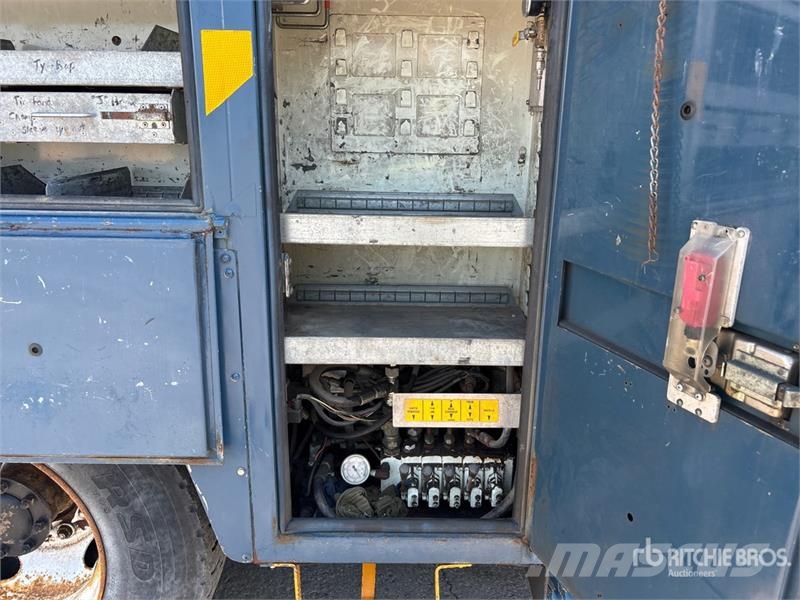 International Robert Hydraulique RH44T 38 ft on  International 7 المنصات الهوائية المثبتة على شاحنة