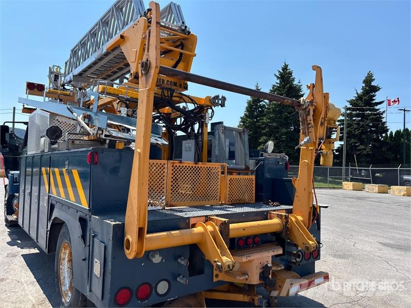 International Robert Hydraulique RH44T 38 ft on  International 7 المنصات الهوائية المثبتة على شاحنة