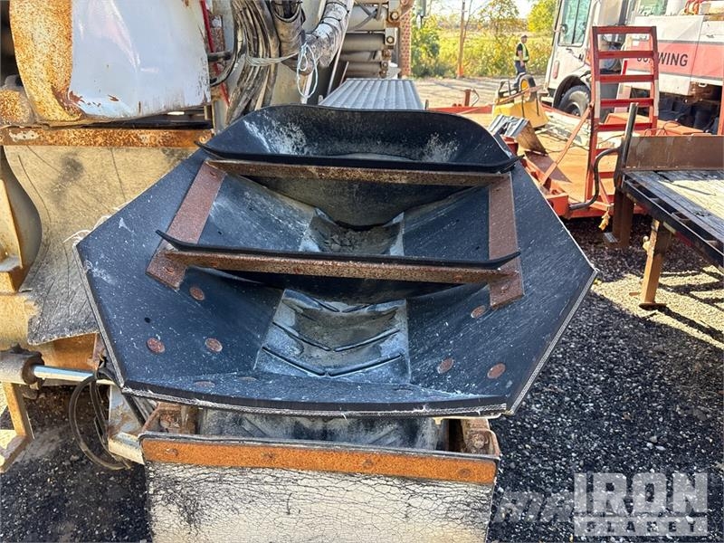 International Slinger Super 17 on International F-2674 6x4 Stone Betonikivikoneet