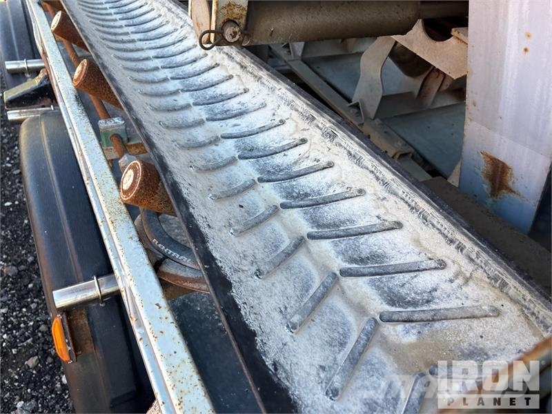 International Slinger Super 17 on International F-2674 6x4 Stone Betonikivikoneet