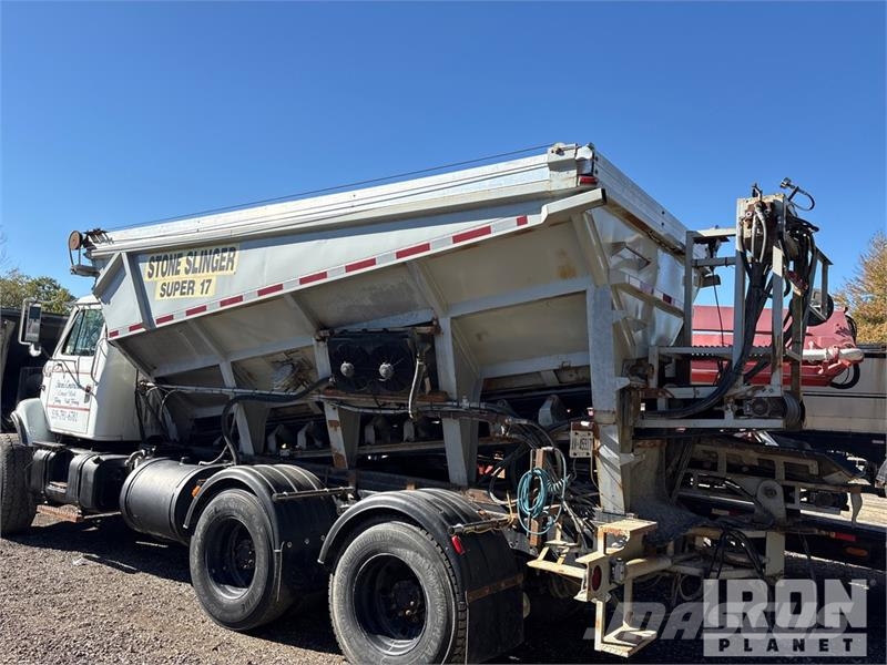 International Slinger Super 17 on International F-2674 6x4 Stone Betonikivikoneet