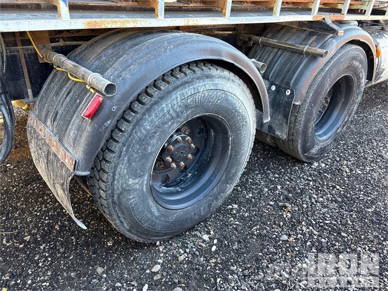 International Slinger Super 17 on International F-2674 6x4 Stone Betonikivikoneet
