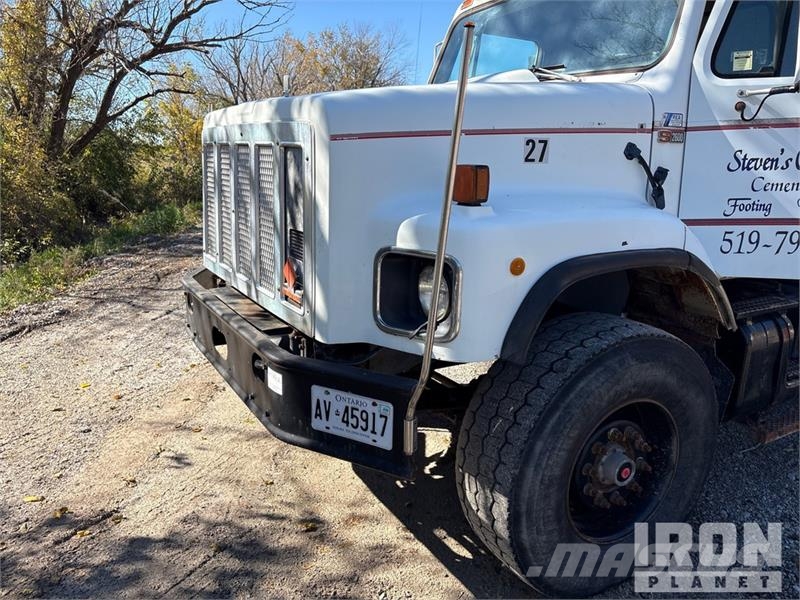 International Slinger Super 17 on International F-2674 6x4 Stone Betonikivikoneet