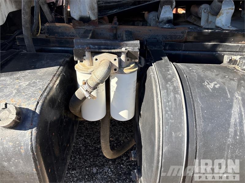 International Slinger Super 17 on International F-2674 6x4 Stone Betonikivikoneet