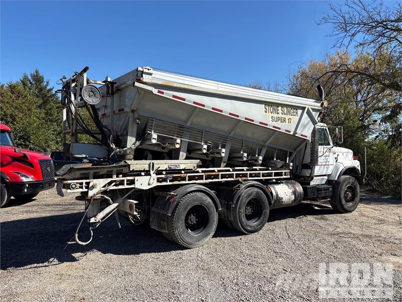 International Slinger Super 17 on International F-2674 6x4 Stone Betonikivikoneet