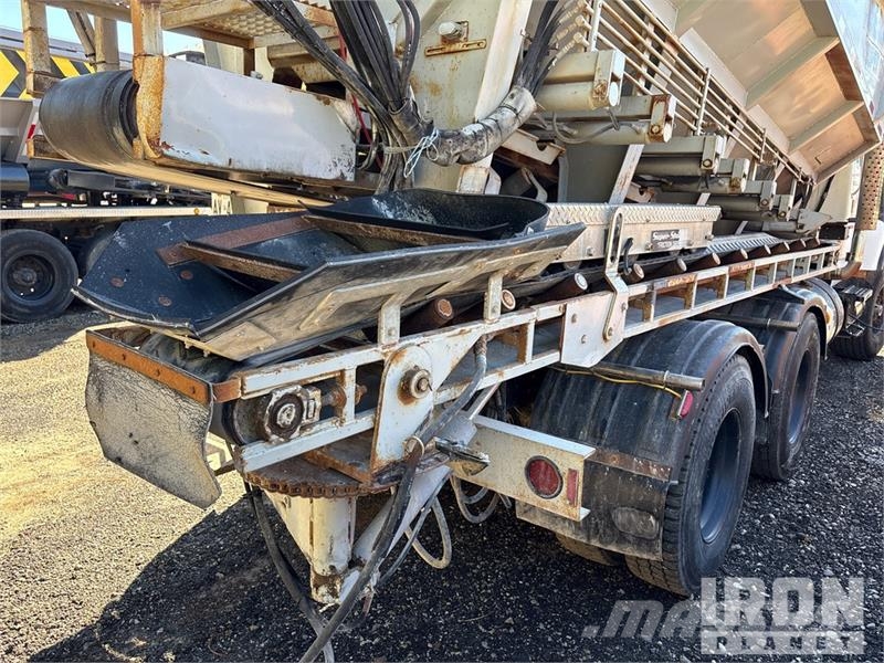 International Slinger Super 17 on International F-2674 6x4 Stone Betonikivikoneet