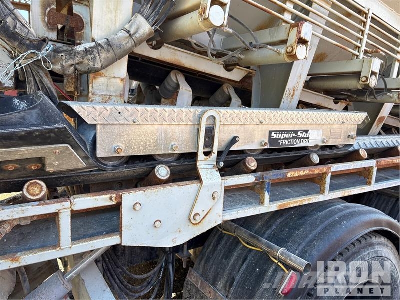 International Slinger Super 17 on International F-2674 6x4 Stone Betonikivikoneet