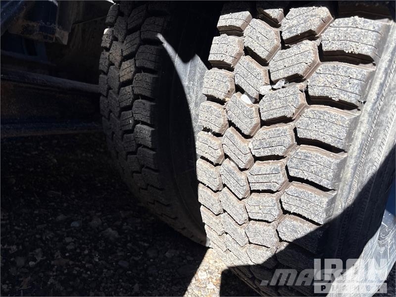 International Slinger Super 17 on International F-2674 6x4 Stone Betonikivikoneet