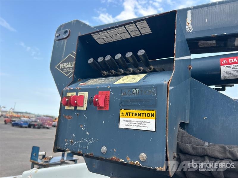 International SST 40 EIH 11 ft on International 4200 4x2 Bucket  المنصات الهوائية المثبتة على شاحنة