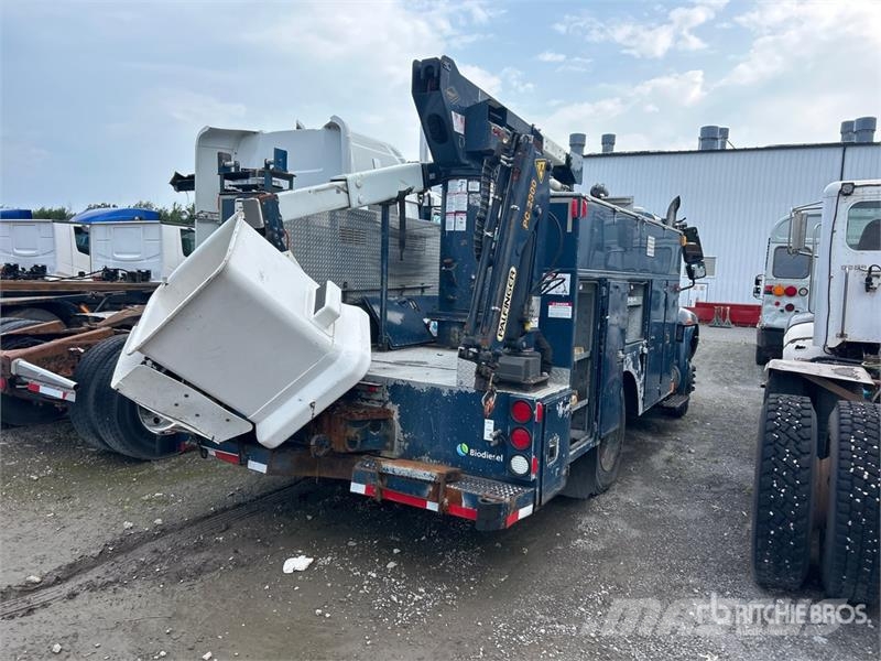 International SST 40 EIH 11 ft on International 4200 4x2 Bucket  المنصات الهوائية المثبتة على شاحنة