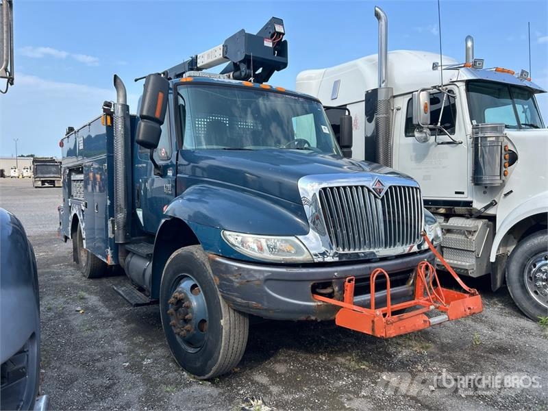 International SST 40 EIH 11 ft on International 4200 4x2 Bucket  المنصات الهوائية المثبتة على شاحنة