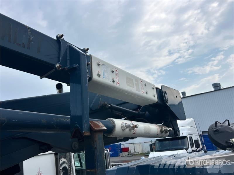 International SST 40 EIH 11 ft on International 4200 4x2 Bucket  المنصات الهوائية المثبتة على شاحنة
