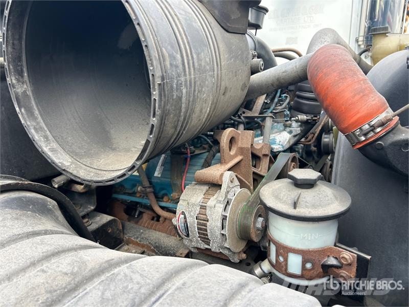 International SST 40 EIH 11 ft on International 4200 4x2 Bucket  المنصات الهوائية المثبتة على شاحنة