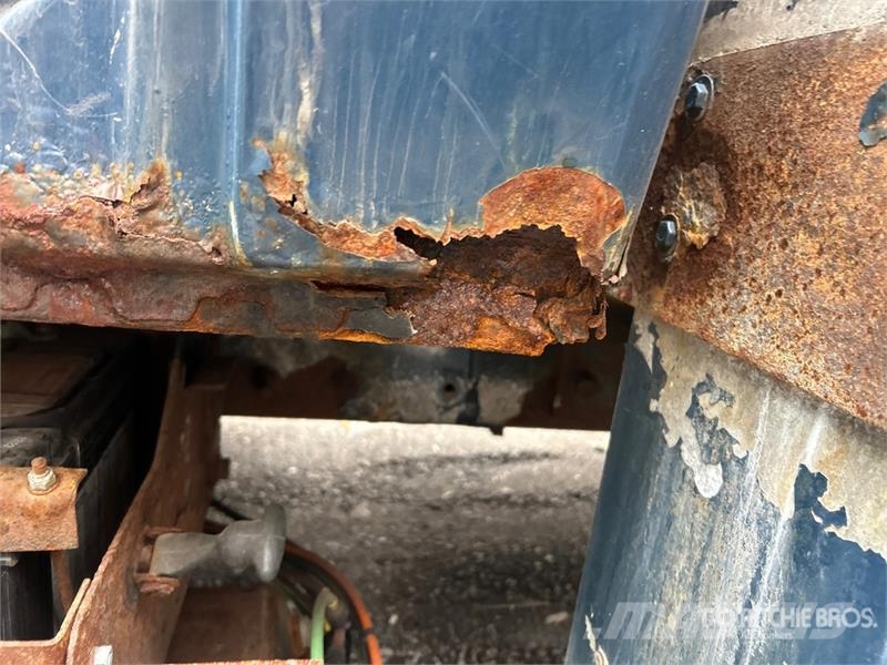 International SST 40 EIH 11 ft on International 4200 4x2 Bucket  المنصات الهوائية المثبتة على شاحنة