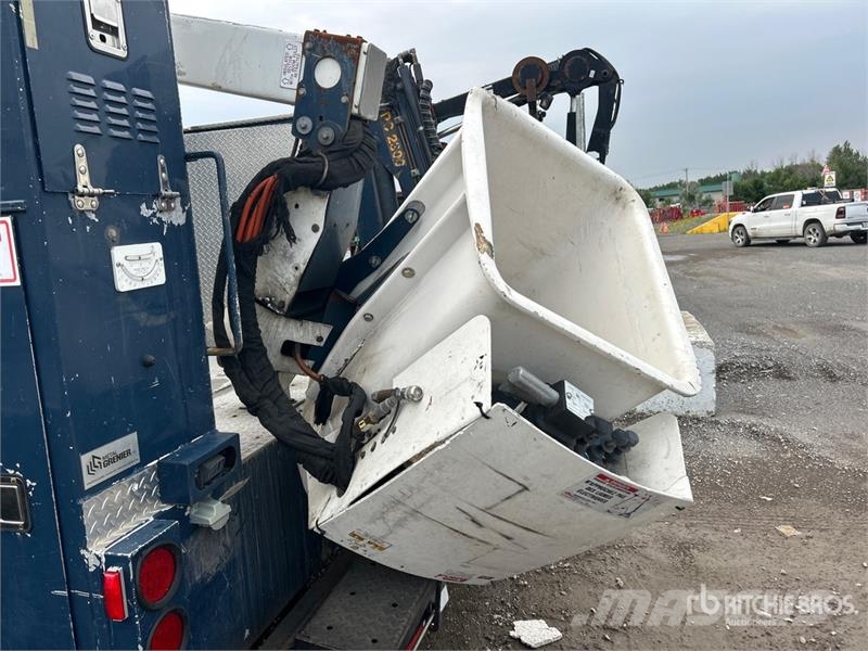 International SST 40 EIH 11 ft on International 4200 4x2 Bucket  المنصات الهوائية المثبتة على شاحنة