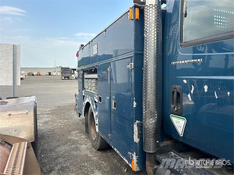 International SST 40 EIH 11 ft on International 4200 4x2 Bucket  المنصات الهوائية المثبتة على شاحنة