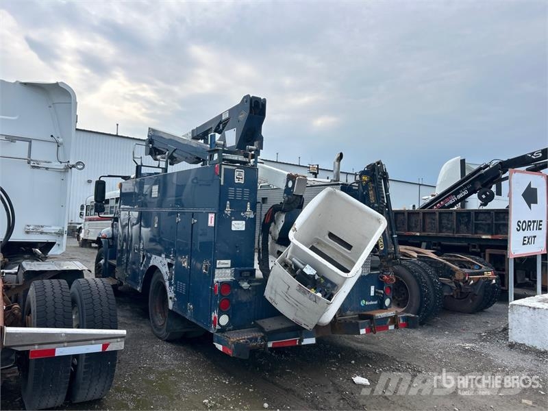 International SST 40 EIH 11 ft on International 4200 4x2 Bucket  المنصات الهوائية المثبتة على شاحنة