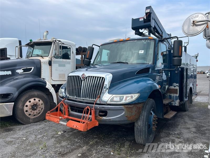 International SST 40 EIH 11 ft on International 4200 4x2 Bucket  المنصات الهوائية المثبتة على شاحنة