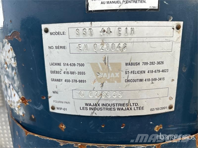 International SST 40 EIH 11 ft on International 4200 4x2 Bucket  المنصات الهوائية المثبتة على شاحنة