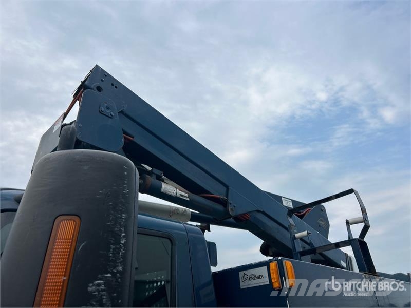International SST 40 EIH 11 ft on International 4200 4x2 Bucket  المنصات الهوائية المثبتة على شاحنة