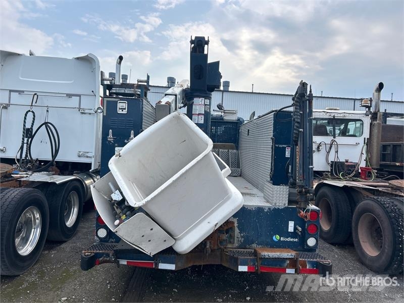 International SST 40 EIH 11 ft on International 4200 4x2 Bucket  المنصات الهوائية المثبتة على شاحنة
