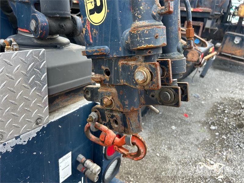 International SST 40 EIH 11 ft on International 4200 4x2 Bucket  المنصات الهوائية المثبتة على شاحنة