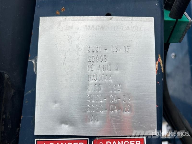 International SST 40 EIH 11 ft on International 4200 4x2 Bucket  المنصات الهوائية المثبتة على شاحنة