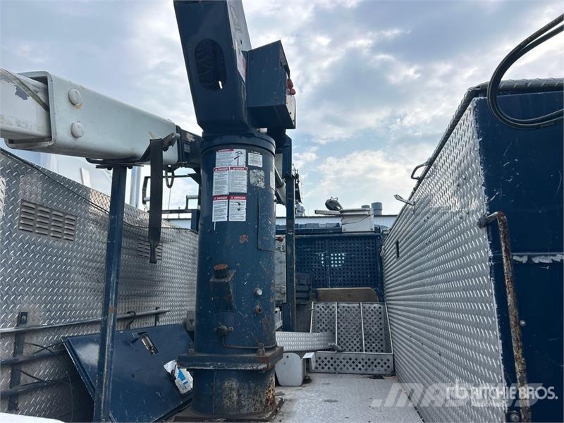 International SST 40 EIH 11 ft on International 4200 4x2 Bucket  المنصات الهوائية المثبتة على شاحنة