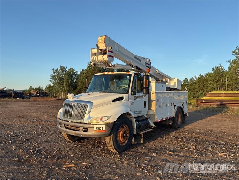 International Terex Hi-Ranger TL44M 44 ft on International 4300 Моторизирани платформи с талига