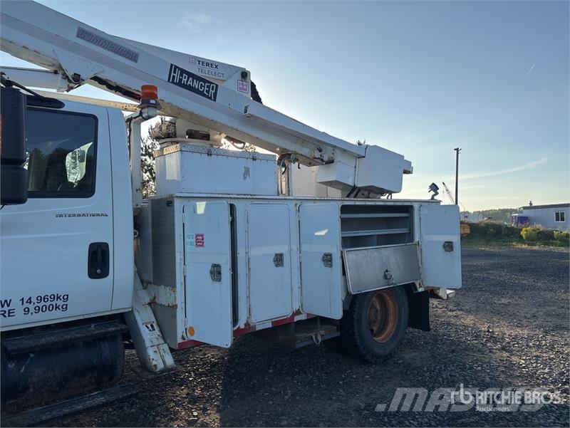 International Terex Hi-Ranger TL44M 44 ft on International 4300 Моторизирани платформи с талига