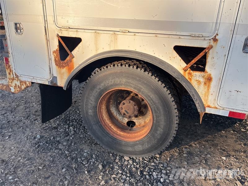 International Terex Hi-Ranger TL44M 44 ft on International 4300 Моторизирани платформи с талига