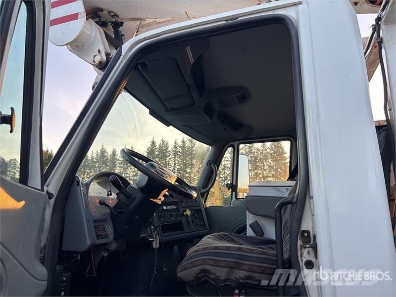 International Terex Hi-Ranger TL44M 44 ft on International 4300 Моторизирани платформи с талига