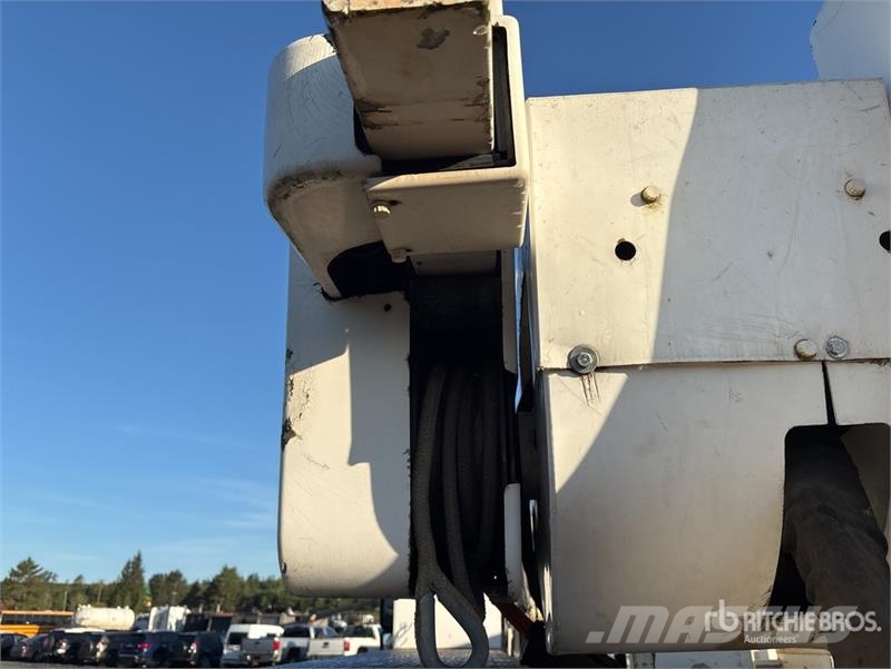 International Terex Hi-Ranger TL44M 44 ft on International 4300 Моторизирани платформи с талига