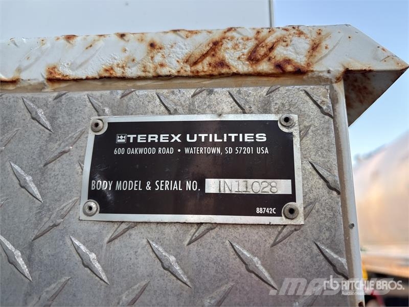 International Terex Hi-Ranger TL44M 44 ft on International 4300 Моторизирани платформи с талига