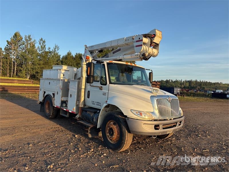 International Terex Hi-Ranger TL44M 44 ft on International 4300 Моторизирани платформи с талига