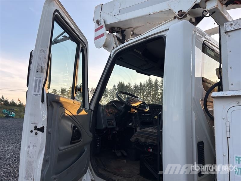 International Terex Hi-Ranger TL44M 44 ft on International 4300 Моторизирани платформи с талига