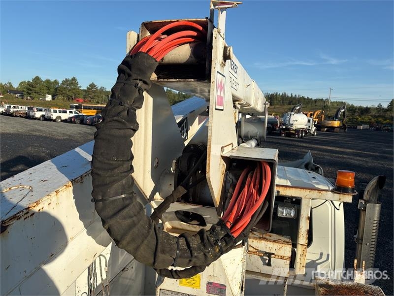 International Terex Hi-Ranger TL44M 44 ft on International 4300 Моторизирани платформи с талига