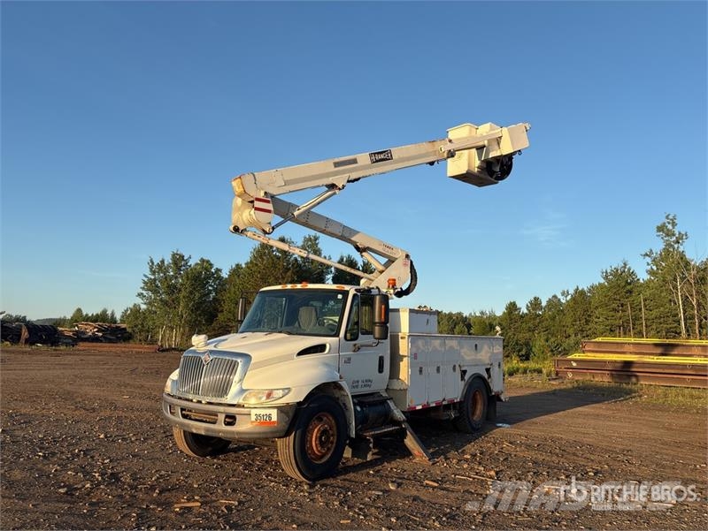 International Terex Hi-Ranger TL44M 44 ft on International 4300 Моторизирани платформи с талига