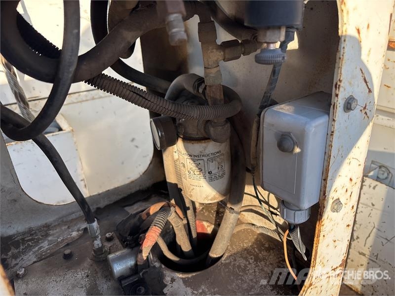 International Terex Hi-Ranger TL44M 44 ft on International 4300 Моторизирани платформи с талига