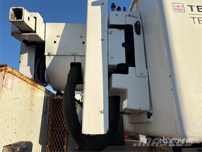 International Terex Hi-Ranger TL44M 44 ft on International 4300 Моторизирани платформи с талига