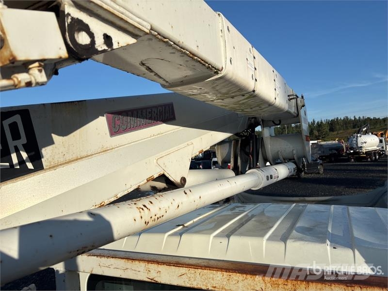 International Terex Hi-Ranger TL44M 44 ft on International 4300 Моторизирани платформи с талига