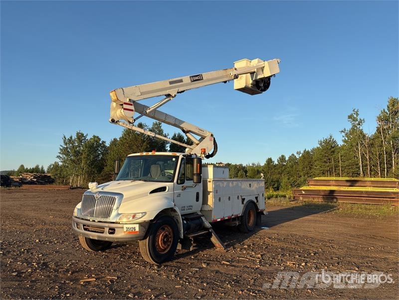 International Terex Hi-Ranger TL44M 44 ft on International 4300 Моторизирани платформи с талига