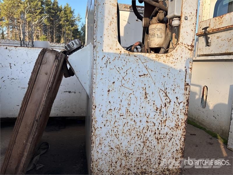 International Terex Hi-Ranger TL44M 44 ft on International 4300 Моторизирани платформи с талига