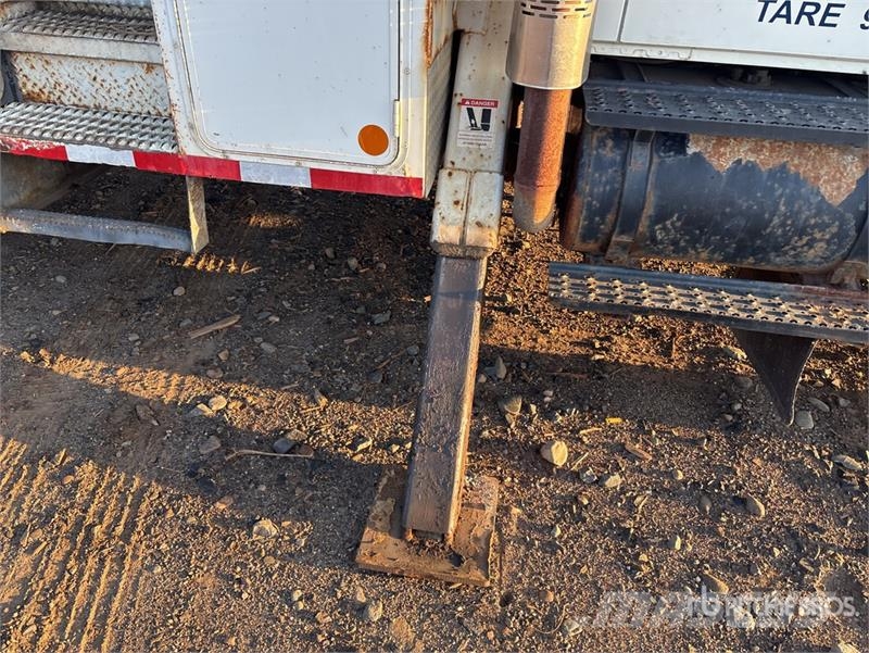 International Terex Hi-Ranger TL44M 44 ft on International 4300 Моторизирани платформи с талига
