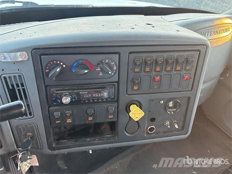 International Terex Hi-Ranger TL44M 44 ft on International 4300 Моторизирани платформи с талига