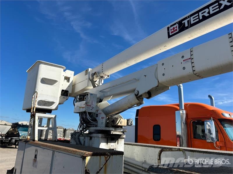 International Terex Telelect Hi-Ranger 5TC-55 55 ft on Internat Teherautóra szerelt emelők és állványok