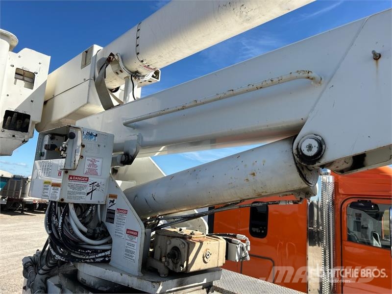 International Terex Telelect Hi-Ranger 5TC-55 55 ft on Internat Teherautóra szerelt emelők és állványok