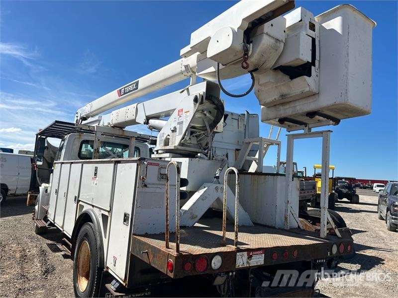 International Terex Telelect Hi-Ranger 5TC-55 55 ft on Internat Teherautóra szerelt emelők és állványok