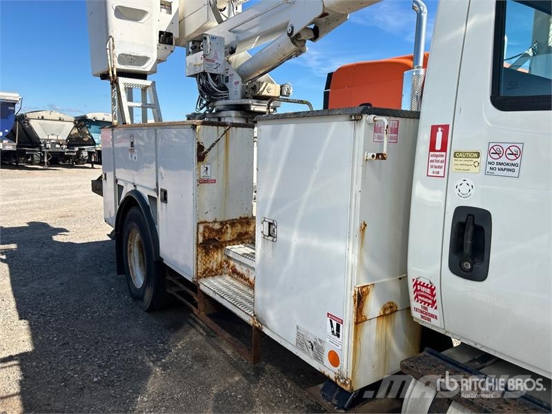 International Terex Telelect Hi-Ranger 5TC-55 55 ft on Internat Teherautóra szerelt emelők és állványok